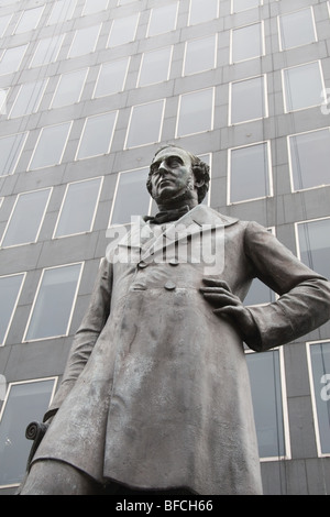 Statue de George Stephenson l'extérieur de la gare de Euston, Londres UK Banque D'Images