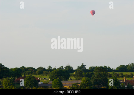 Virgin hot air balloon flying over bedfordshire Banque D'Images