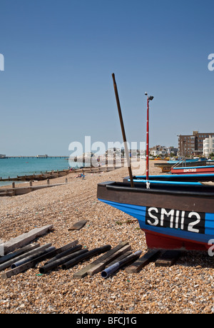 Bateaux de pêche sur la plage à Worthing, West Sussex, Angleterre Banque D'Images