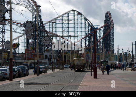 Le tram s'exécutant sur le Golden Mile avec Blackpool Pleasure Beach à l'arrière-plan. Banque D'Images