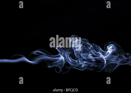 Tourbillon de fumée sur fond noir Banque D'Images