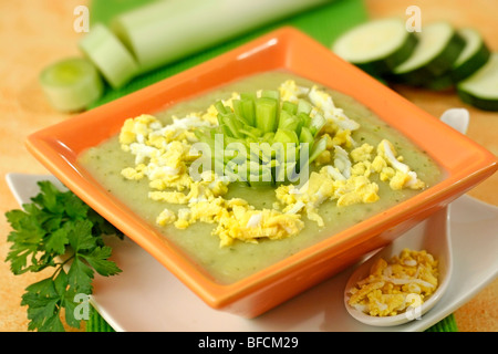 Soupe de Poireaux et de courgettes. Recette disponible. Banque D'Images