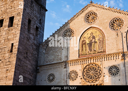 Détail architectural de la cathédrale Santa Maria dell'Assunta Spoleto Ombrie Italie Banque D'Images