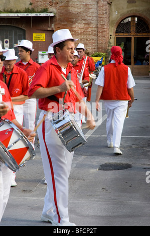 Marching Band dans le cadre de la Fiesta de Madonna à Castlenuovo Berardenga en Toscane Italie Banque D'Images