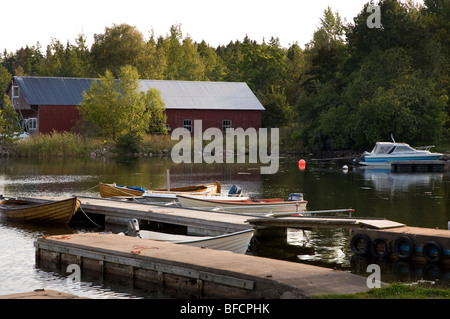 Jetty et bateaux sur une crique sur la côte baltique à Monsteras en Suède Banque D'Images