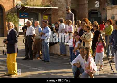 Regarder les villageois Marching Band dans le cadre de la Fiesta de Madonna à Castlenuovo Berardenga en Toscane Italie Banque D'Images