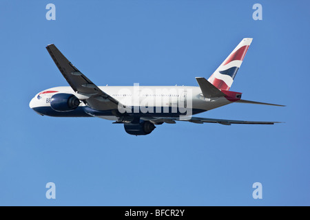 Un Boeing B777 de British Airways au départ et à l'escalade Banque D'Images