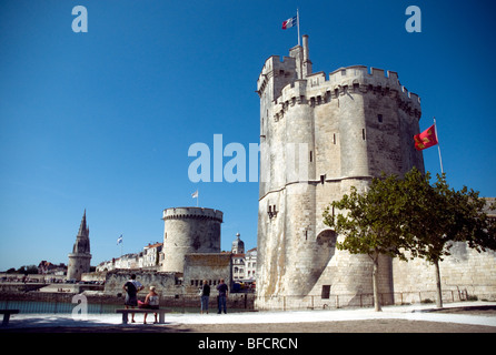 La Rochelle les plus célèbres--les tours de St-Nicolas (à droite), La Chaîne (centre) et de la Lanterne (extrême gauche) Banque D'Images