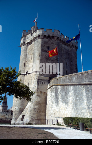 L'imposante tour Saint-Nicolas monte la garde à l'entrée de La Rochelle Vieux Port Banque D'Images