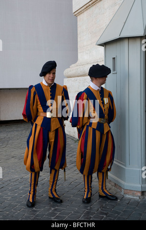 Deux membres de la Garde suisse au Vatican Banque D'Images