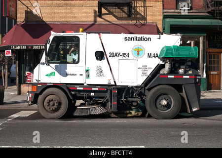 New York blanc brillant Ministère de l'assainissement des balayeuses camion garé en face de la 11e Avenue Deli New York City Banque D'Images