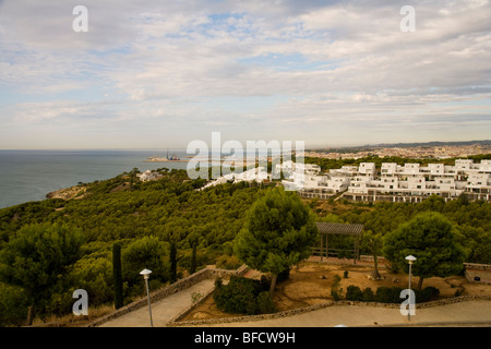 Villas de vacances modernes et complexes d'appartements donnant sur la mer Méditerranée à la périphérie de Barcelone, Espagne. Banque D'Images