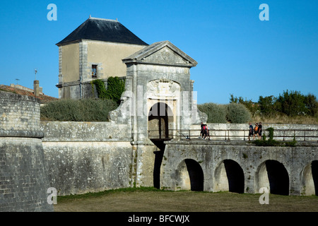 L'élégante porte occidentale dans les fortifications Vauban conçu autour de la ville de Saint-Martin-de-Ré sur l'Ile de Ré au large Banque D'Images