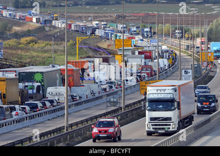 Les automobilistes en gridlocked embouteillage sur l'autoroute M25 English section travaux routiers après la fermeture pour cause d'accident Essex England UK Banque D'Images