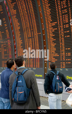 Conseil de départ situé dans l'aéroport de Paris-Charles de Gaulle, Paris, France. Banque D'Images