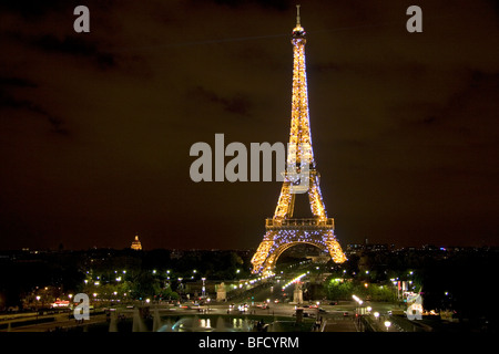 La Tour Eiffel éclairée la nuit situé sur le Champ de Mars à Paris, France. Banque D'Images