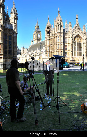 L'équipe de tournage vidéo de la BBC Jon Sopel enregistre le journaliste sur College Green à l'extérieur des chambres du Parlement Westminster Londres Angleterre Royaume-Uni Banque D'Images