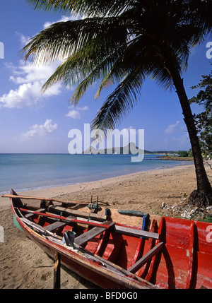 St Lucia plage près de Reduit et gros Islet idée de brochure de vacances avec Pigeon Island au-delà Banque D'Images