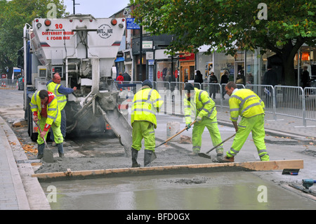 Brentwood shopping high street à améliorer les routes nouveau béton mis Banque D'Images