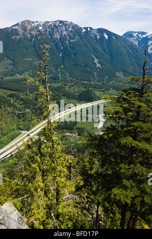 Une vue plongeante sur l'autoroute Interstate 90 à la sortie 38 à Washington , des Cascades, USA. Banque D'Images