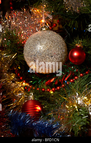 Grande boule boules et décorations babiole accroché sur un arbre de Noël artificiel Banque D'Images