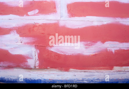 Côté de bateau en bois qui a été donné avec sous-couche rose extra blanc peint sur les jointures avant de repeindre Banque D'Images