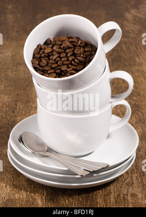 Pile de tasses à café avec des haricots à l'intérieur Banque D'Images