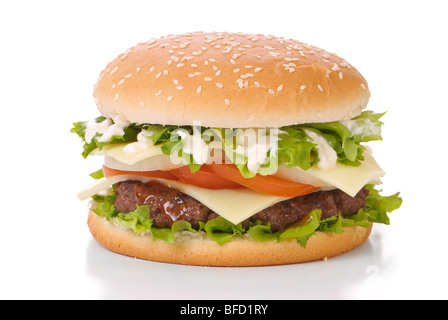 Hamburger en graines de sésame avec délectation et la mayonnaise sur un fond blanc Banque D'Images