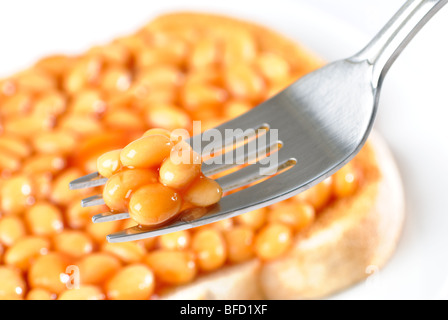 Fourche d'haricots cuits au four avec des haricots sur toast en arrière-plan Banque D'Images