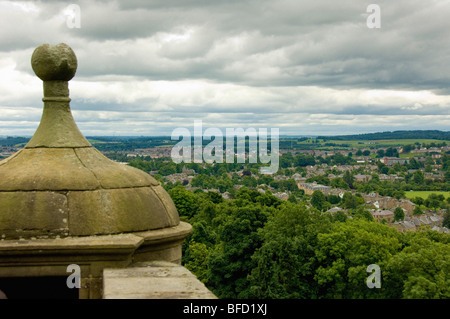 Vue sur Stirling depuis le château de Stirling avec parapet en premier plan. Écosse Banque D'Images