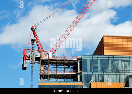 Grue à tour la construction, sur le toit de verre nouveau bâtiment en construction à Boston Massachusetts USA. Banque D'Images