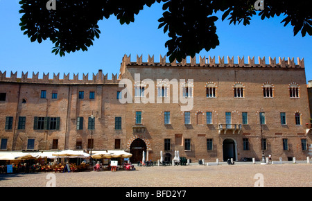 Palazzo Bianchi sur la Piazza Sordello, Mantoue, Lombardie, Italie Banque D'Images