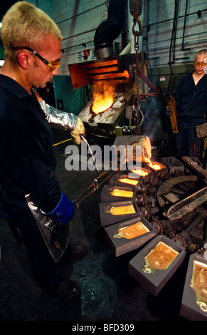 Verser 99,3 % de l'or pur dans les moules de l'anode pour la purification finale, l'Australie Occidentale Banque D'Images