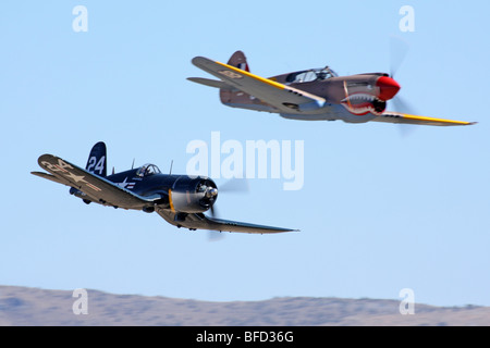 P-40 Warhawk et F4U Corsair air combat en course. Banque D'Images