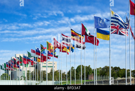 Drapeaux du monde flottant au vent Banque D'Images