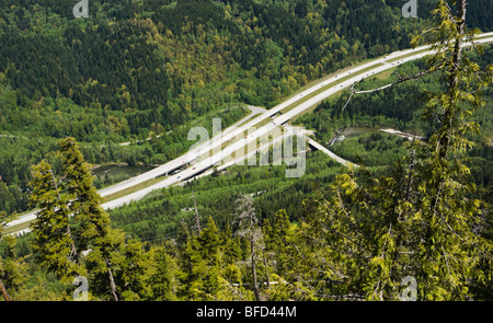 Une vue plongeante sur l'autoroute Interstate 90 à la sortie 38 à Washington , des Cascades, USA. Banque D'Images