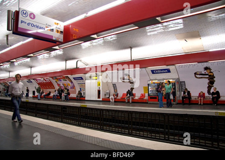 Les gens attendent sur le quai de métro de la station de métro Châtelet Paris à Paris, France. Banque D'Images