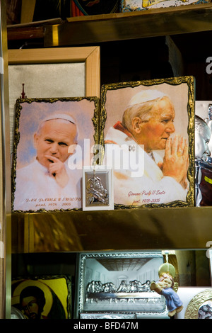 Shop du Pape Jean Paul II de souvenirs, dans la Halle aux Draps (Sukiennice, drapiers' Hall), Place du marché, de Cracovie. La Pologne. Banque D'Images