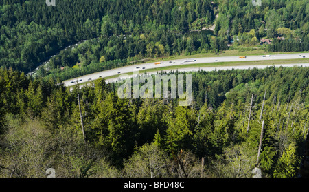 Une vue plongeante sur l'autoroute Interstate 90 à la sortie 38 à Washington , des Cascades, USA. Banque D'Images