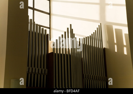 Les tuyaux d'orgue moderne à l'intérieur d'une nouvelle église catholique polonaise dans une banlieue résidentielle housing estate : Kedzierzyn-Kozle, Pologne. Banque D'Images