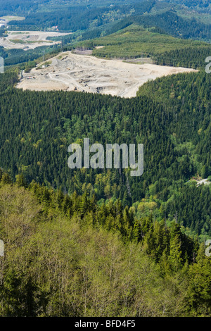 Une vue plongeante sur une gravière à l'Est de Washington, dans la Northbend Cascade Mountain Foothills, USA. Banque D'Images