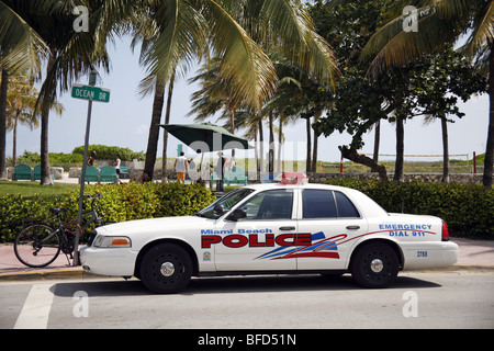 Voiture de police de Miami Beach sur Ocean Drive à South Beach à Miami Beach, l'Amérique Banque D'Images