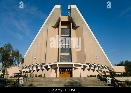 L'église communautaire catholique moderne sur un lotissement de banlieue résidentielle, dans la ville de Kedzierzyn-Kozle. La Pologne. Banque D'Images