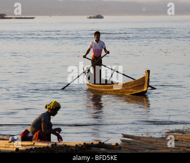 De l'aviron sur l'Irrawaddy près de Mandalay, Myanmar Banque D'Images