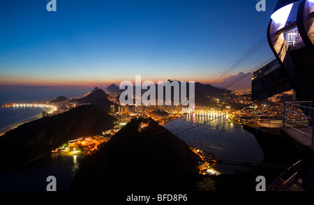 Vues de la nuit de Rio de Janeiro au Brésil, du Pain de Sucre Banque D'Images