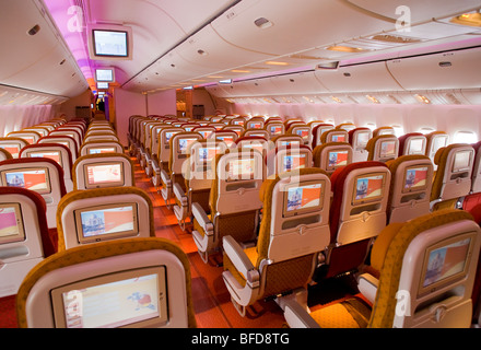 Cabine d'un Boeing 777 d'Air India montrant dans la lutte contre un système de divertissement. Banque D'Images