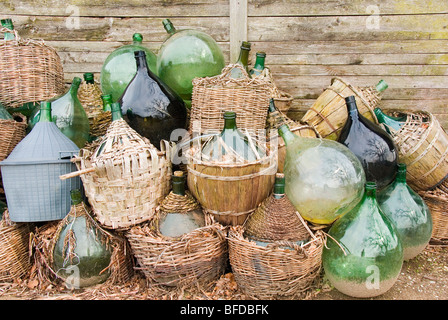 Vert jeté les bases avec panier bonbonnes Banque D'Images