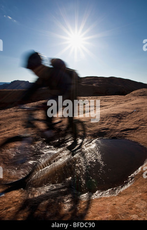 Vélo de montagne équitation sur la piste de slickrock Moab, Utah. (Motion Blur) Banque D'Images