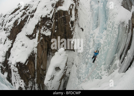 Une cascade de glace escalade une cascade gelée à Ouray Ice Park à Ouray, Colorado. Banque D'Images