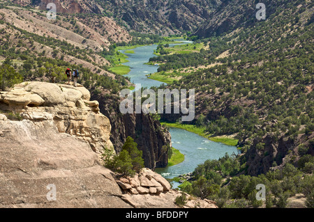 Deux hommes donnent sur une gorge dans le Colorado. Banque D'Images